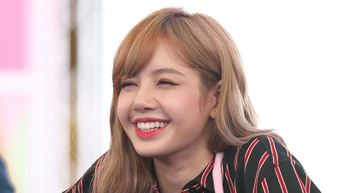 Ảnh Lisa cute xinh xắn và duyên dáng