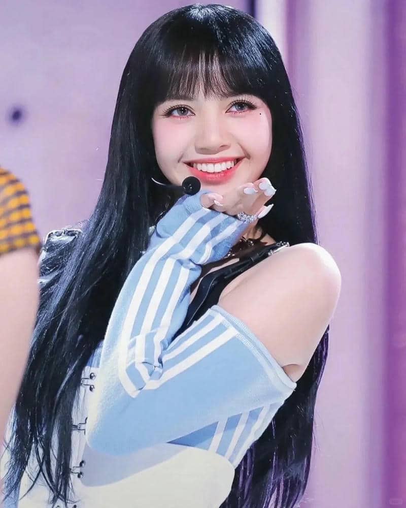 Lisa Blackpink trong ảnh lisa cute, rạng rỡ và cuốn hút
