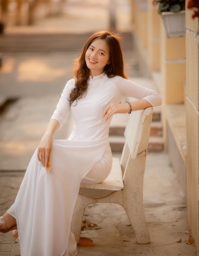 Tạo dáng thơ mộng trên ghế đá trường học