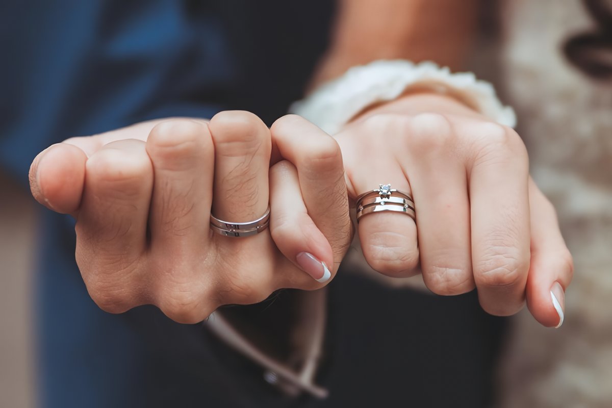 Đây là một cách khác để tạo ra một bức ảnh chụp tay đeo nhẫn đôi đầy ý nghĩa