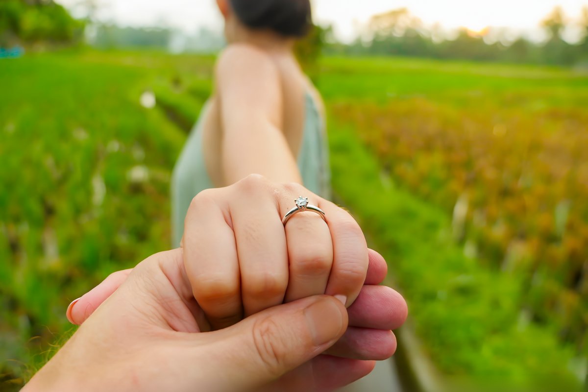 Đây là một cách tuyệt vời để tạo ra một bức ảnh chụp tay đeo nhẫn đôi đầy màu sắc