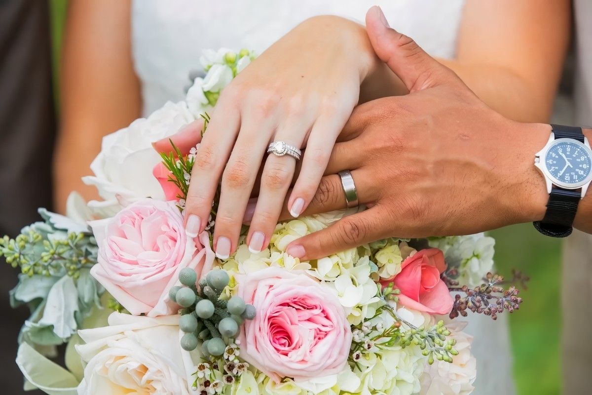 Đây là một cách đặc biệt và độc đáo để tạo ra một bức ảnh chụp tay đeo nhẫn đôi đầy cảm xúc