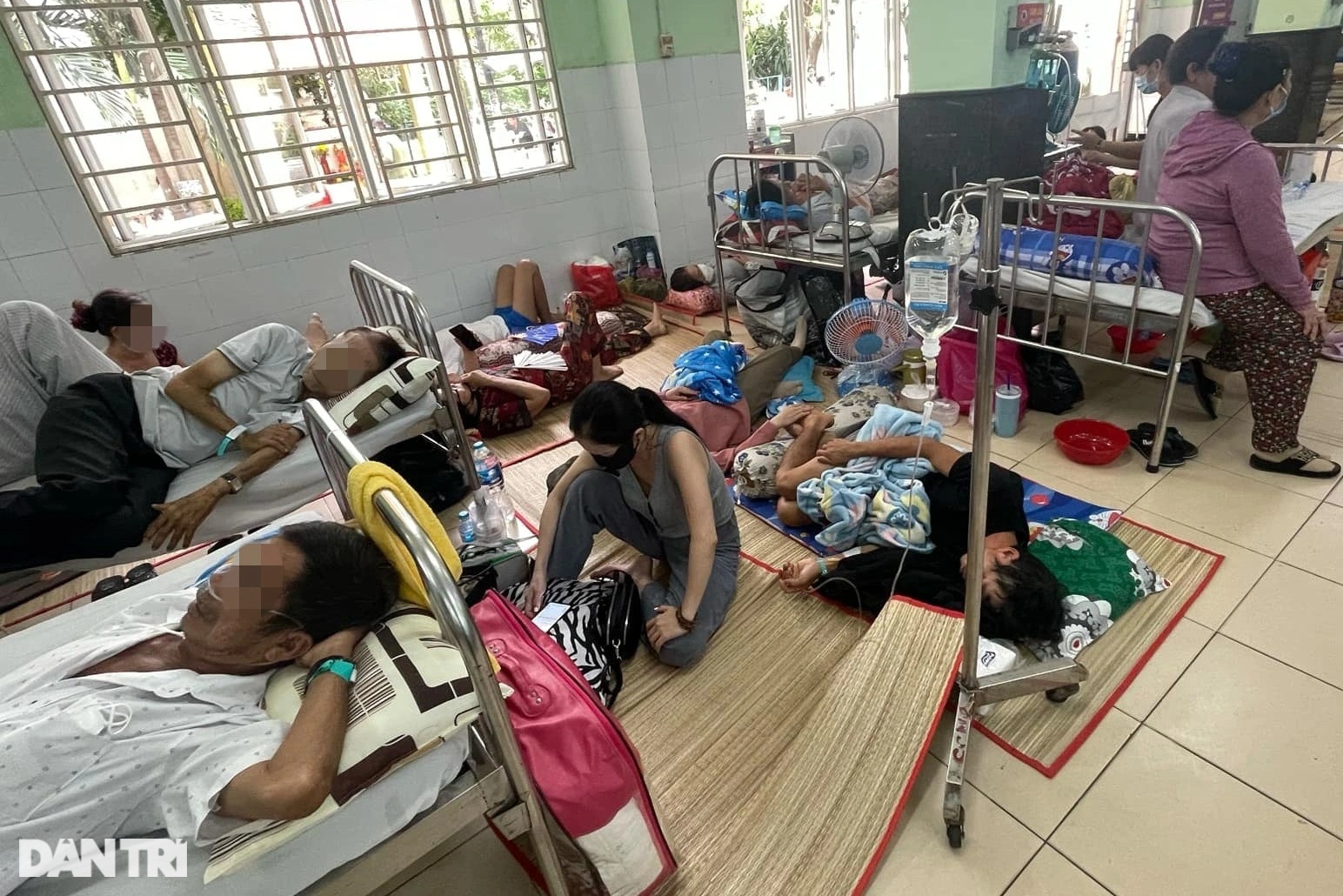 Bệnh nhân cấp cứu phải nằm dưới sàn Bệnh viện Phạm Ngọc Thạch truyền dịch? - 3