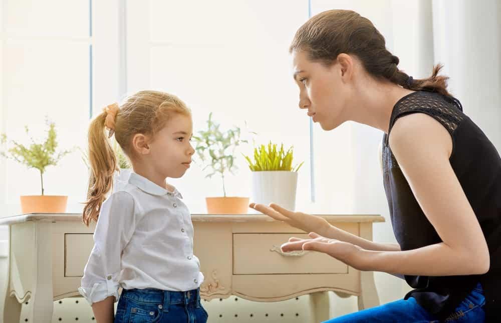 Tát vào mặt trẻ có sao không? Làm gì khi lỡ đánh con?