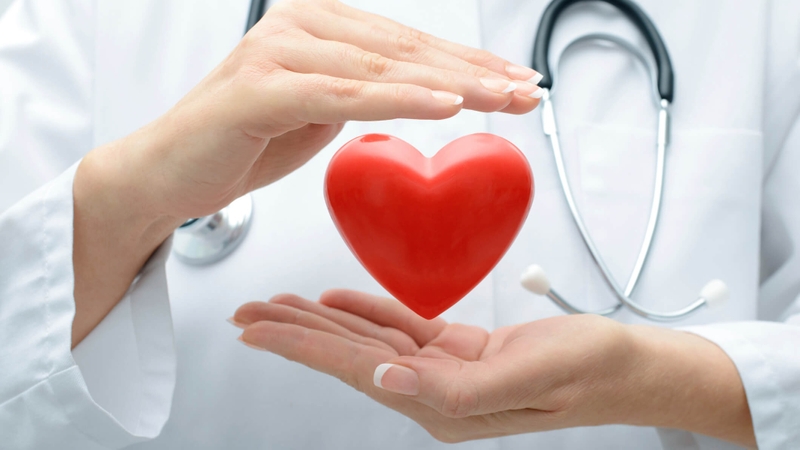 Truyền nước bị phù tay phải làm sao? Hướng dẫn cách xử lý phù hợp 2