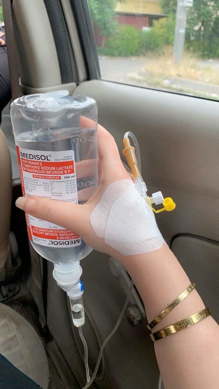 truyền nước ở tay nữ trên xe