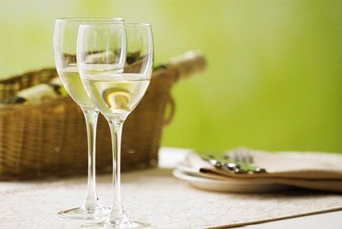 Rượu trắng có thể chống lại nhiều bệnh về tim như rối loạn nhịp điệu, đau tim, đột quỵ