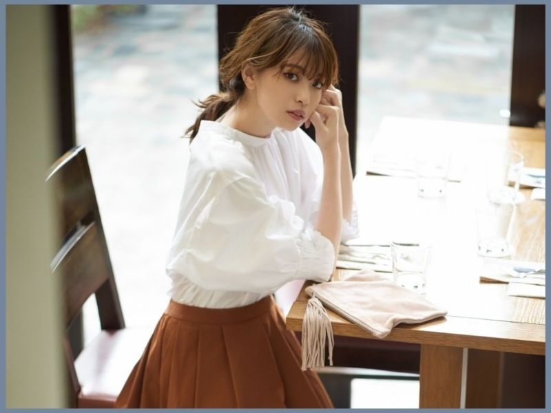 Chân váy nâu phối với áo màu gì đẹp, sang và nổi bật?