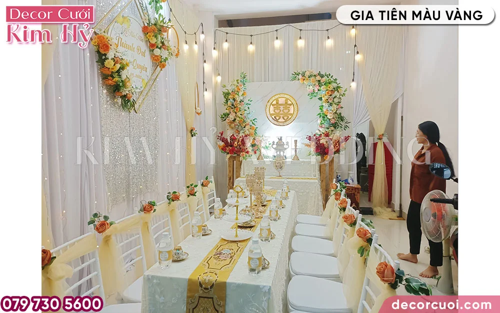 Mẫu trang trí gia tiên vu quy tone màu vàng cơ bản giá từ 3tr5