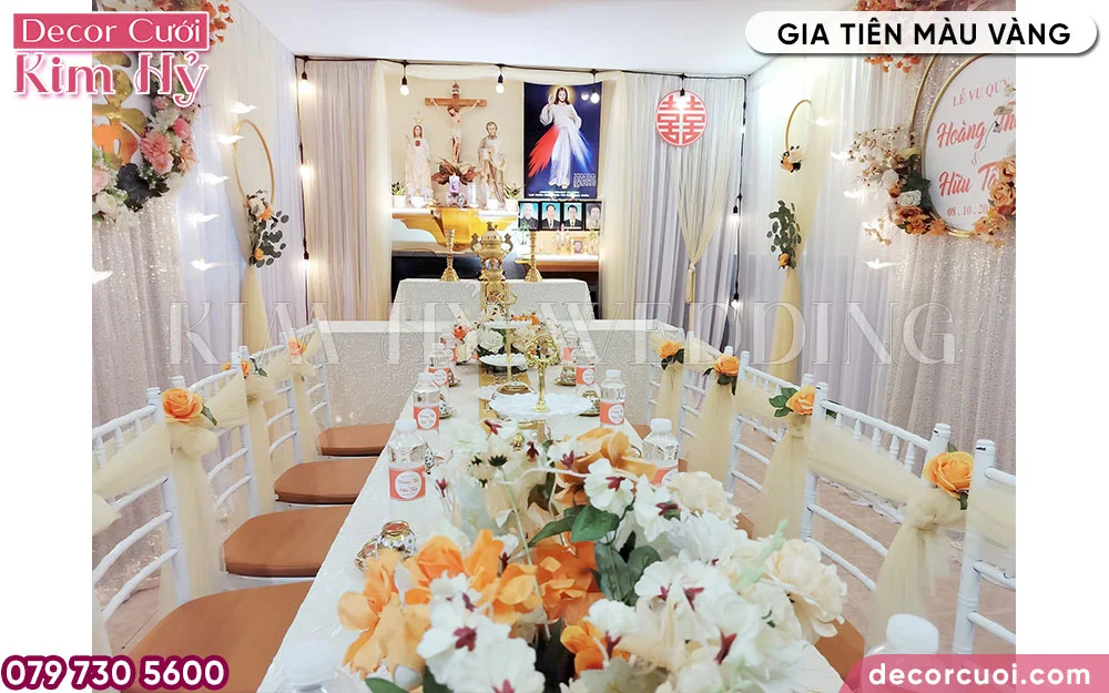 Trang trí gia tiên màu vàng cho gia đình theo đạo Thiên Chúa