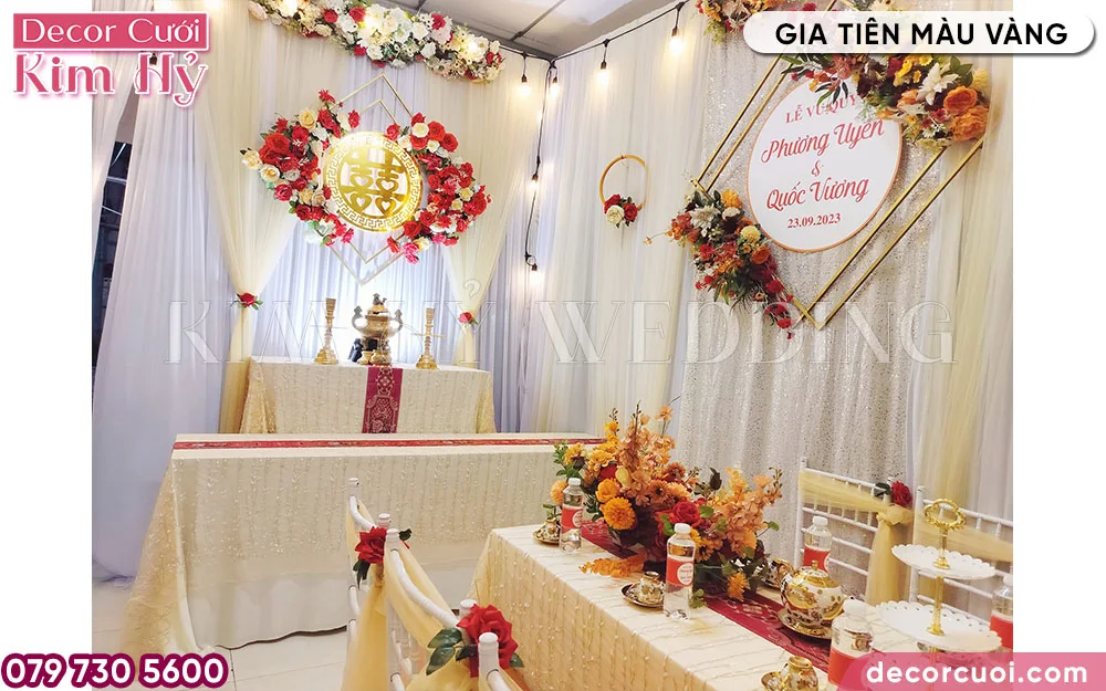 Trang trí gia tiên với hoa lụa và bảng tên foam CNC tròn