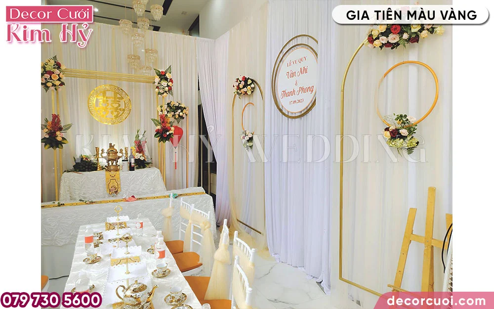 Trang trí gia tiên lễ tân hôn màu vàng