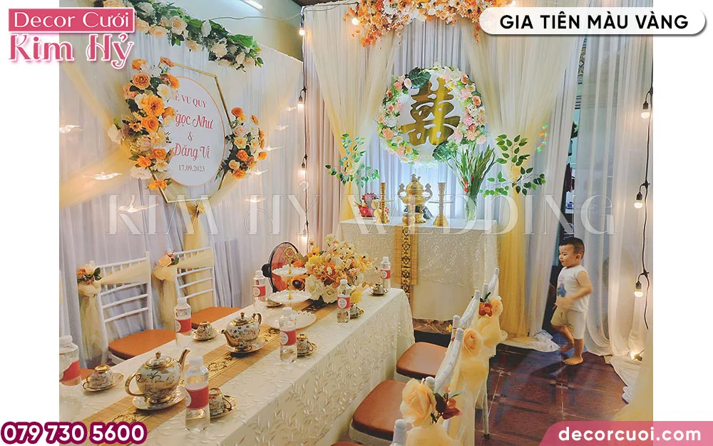 Mẫu gia tiên trang trí màu vàng cho lễ tân hôn