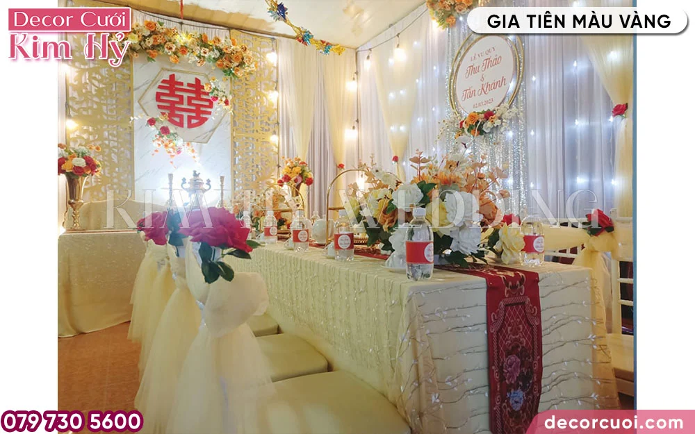 TRang trí gia tiên chữ Hỷ to màu vàng phông voan thả đèn LED lung linh