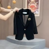 Áo vest tay lỡ ba hàng nút mùa hè thực sự khiến người mặc cảm giác khó chịu trong phố đông