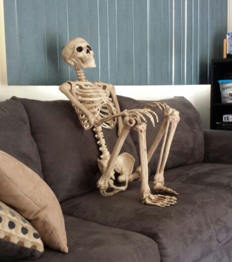 Skeleton trên sofa