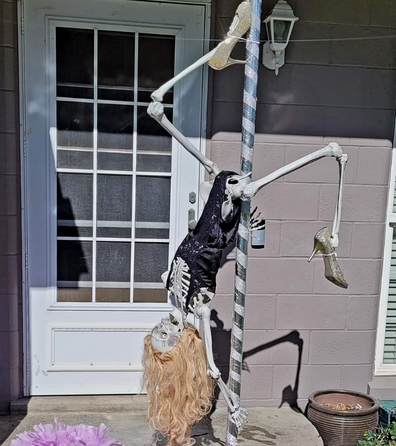 Skeleton múa cột