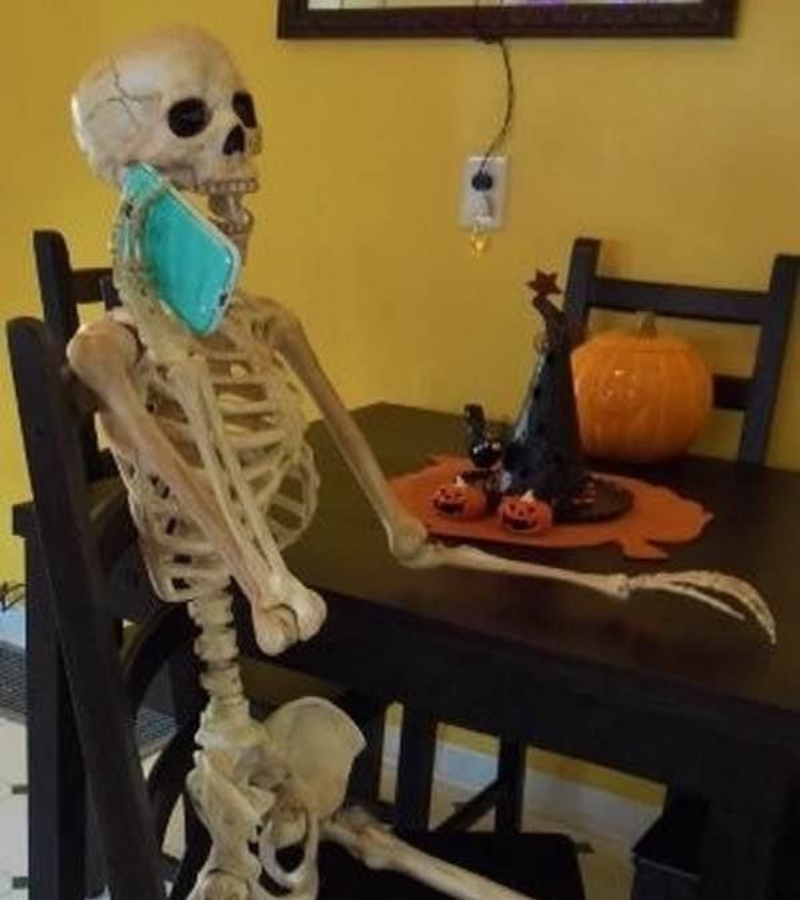 Skeleton nghe điện thoại