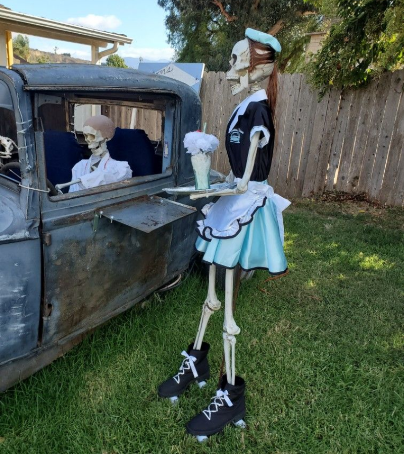 Skeleton phục vụ nước