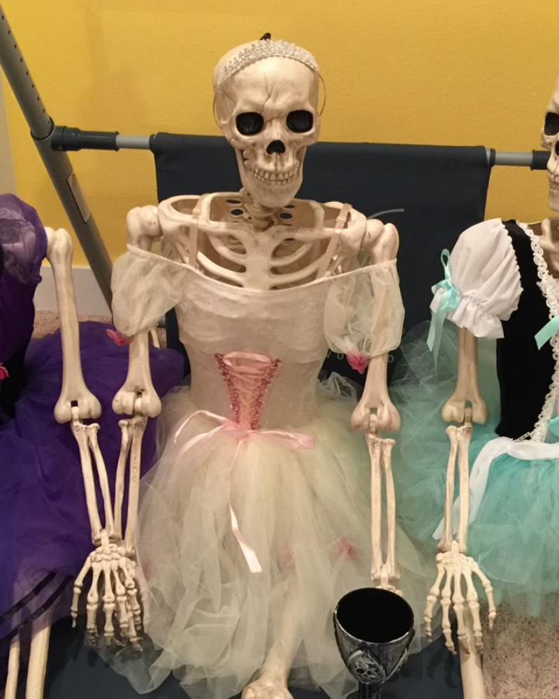 Skeleton mặc váy