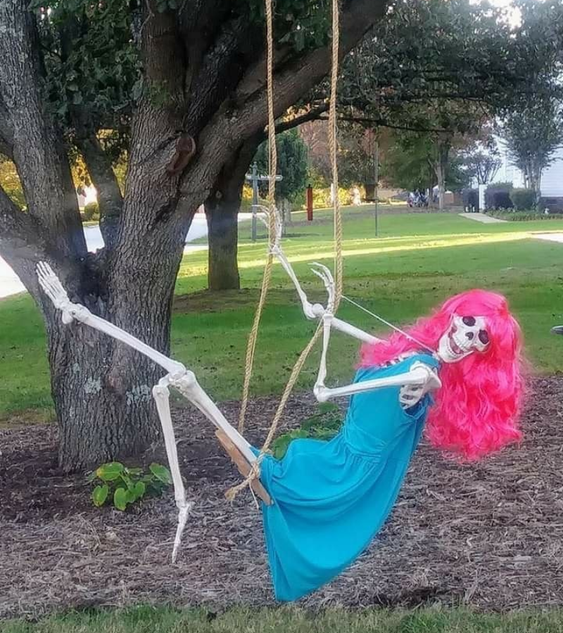 Skeleton chơi xích đu