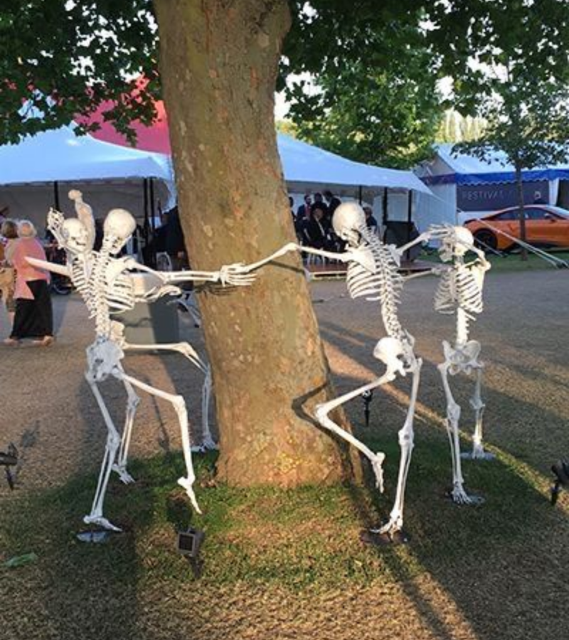 Skeleton múa hát