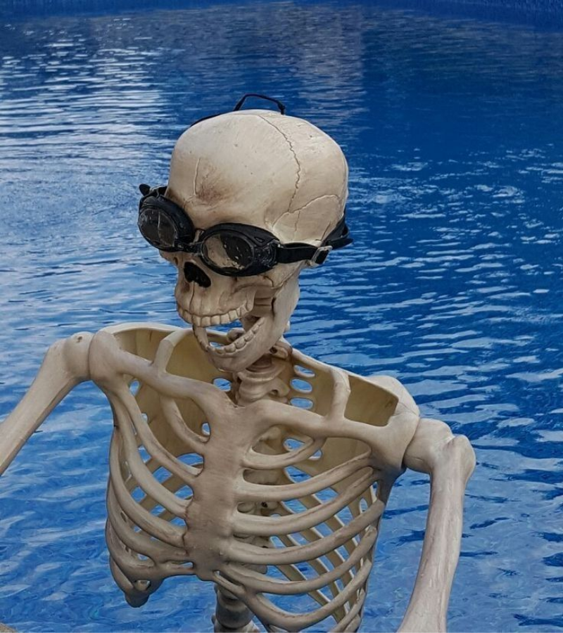 Skeleton đi bơi
