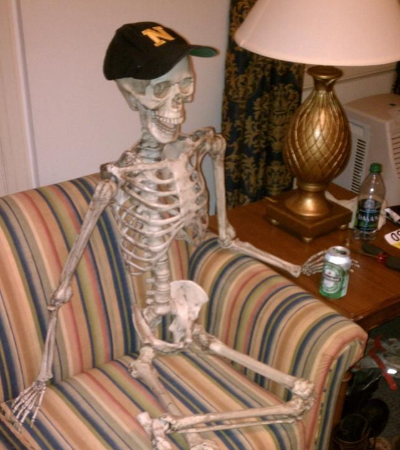 Skeleton uống bia chờ đợi