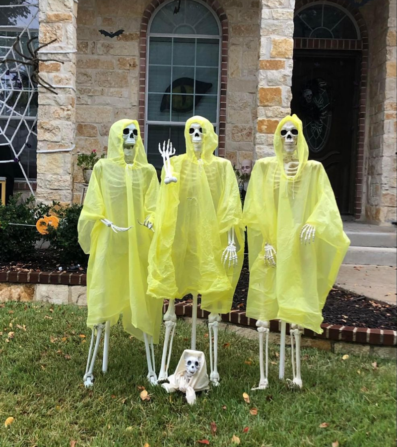 Skeleton mặc áo mưa
