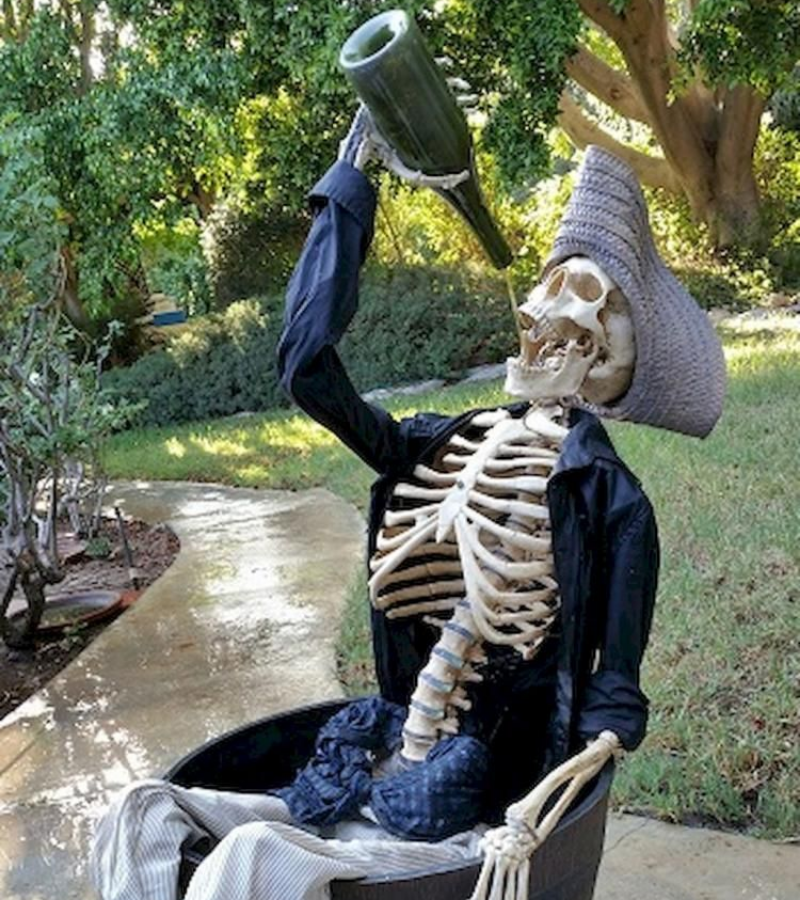 Skeleton uống rượu