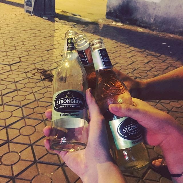 Hình ảnh người uống rượu bia