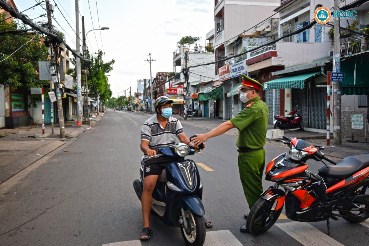 Toàn cảnh đường phố Thành phố Hồ Chí Minh trong buổi đầu tiên hạn chế người dân ra đường sau 18 giờ