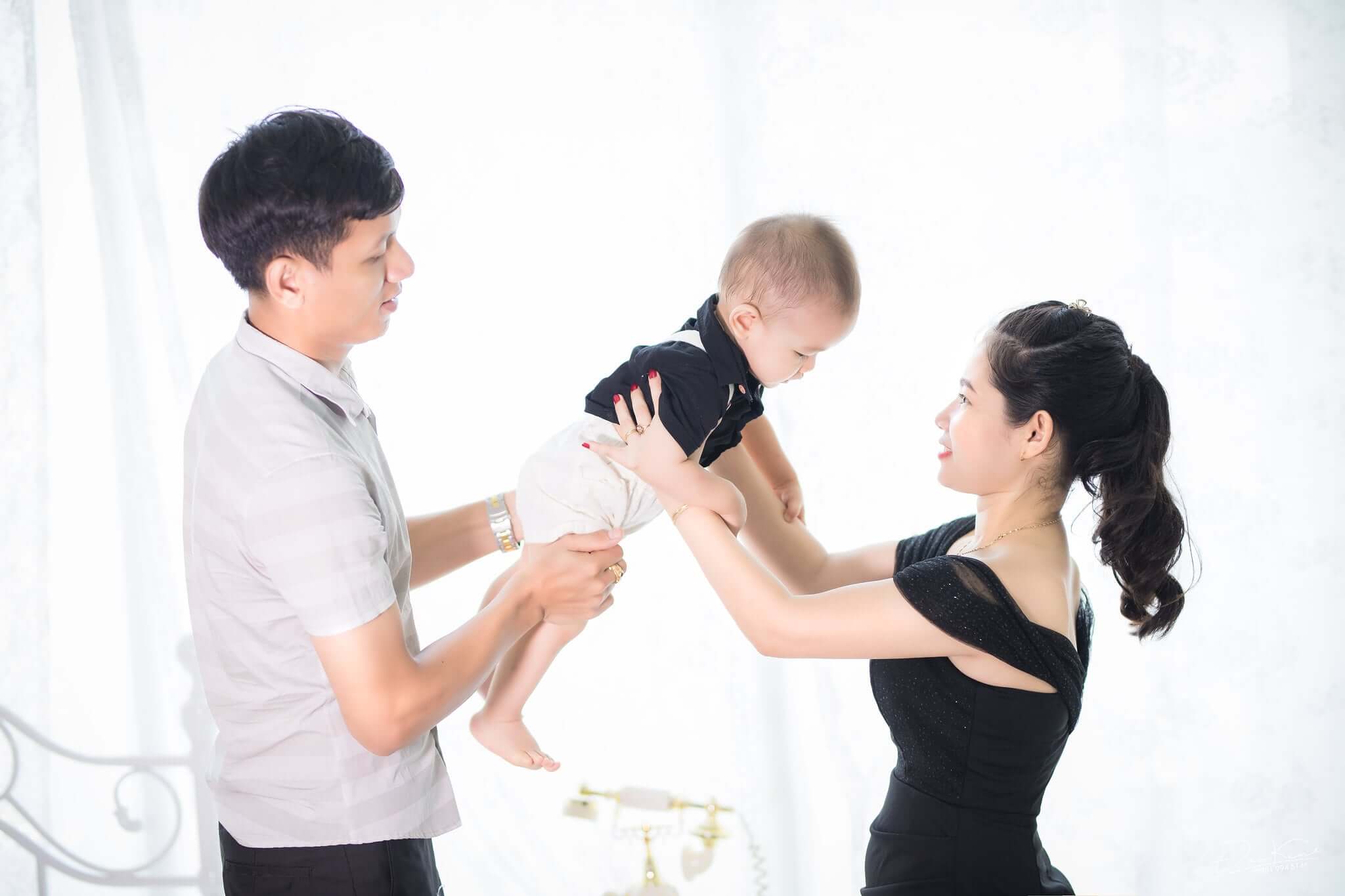 Cách tạo dáng chụp ảnh gia đình 3 người