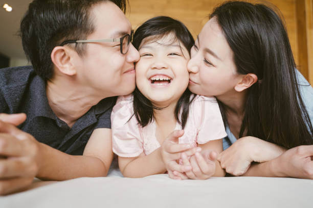 Cách tạo dáng chụp ảnh gia đình 3 người