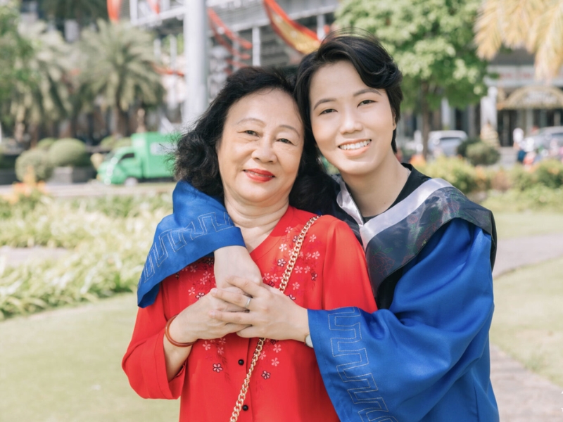 tạo dáng chụp ảnh kỷ yếu cùng con