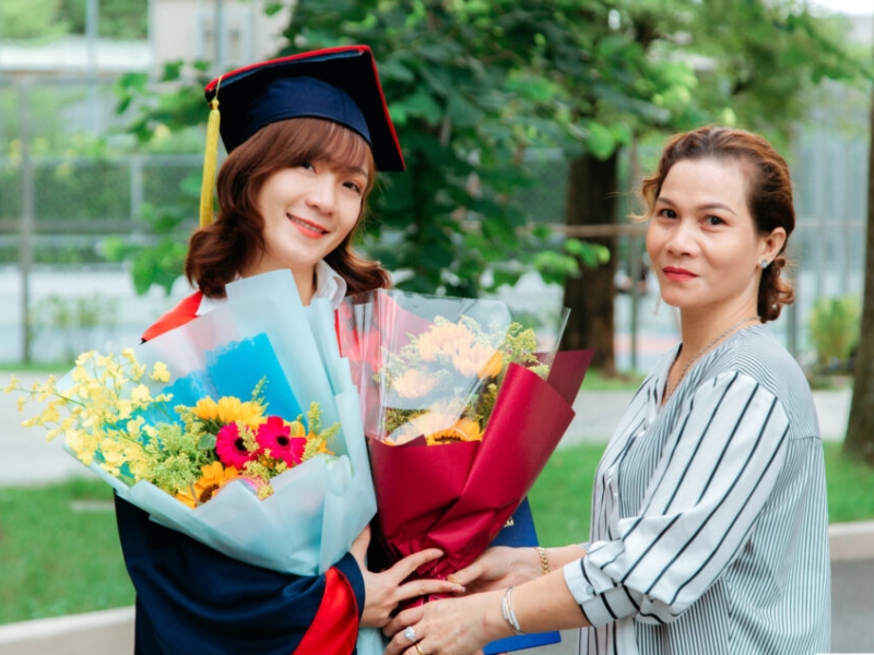 bố mẹ tặng hoa cho con