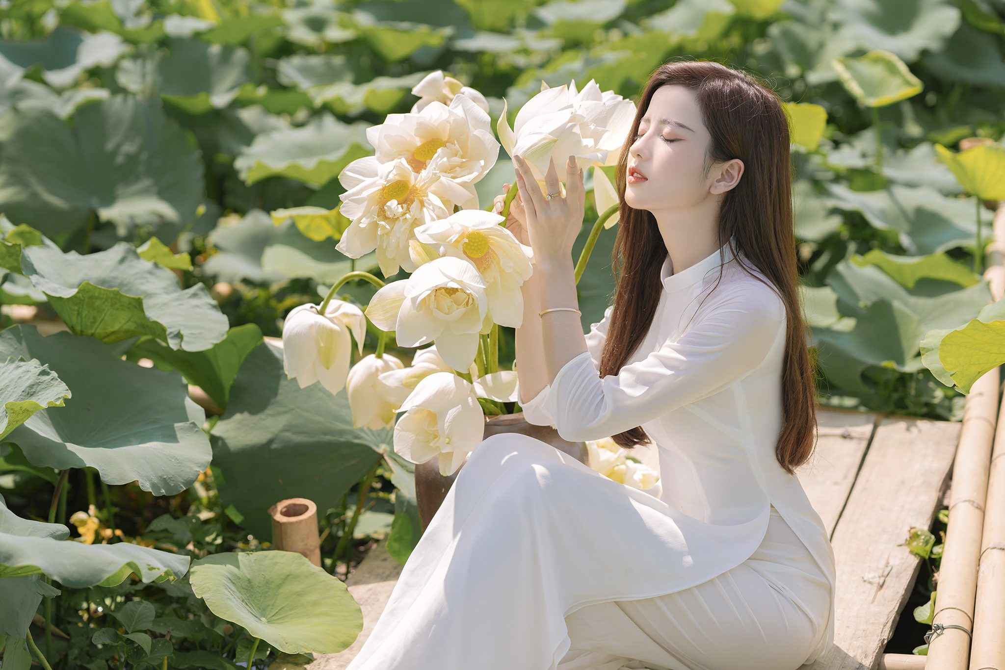 Chụp ảnh với sen mặc gì? Diện áo dài truyền thống