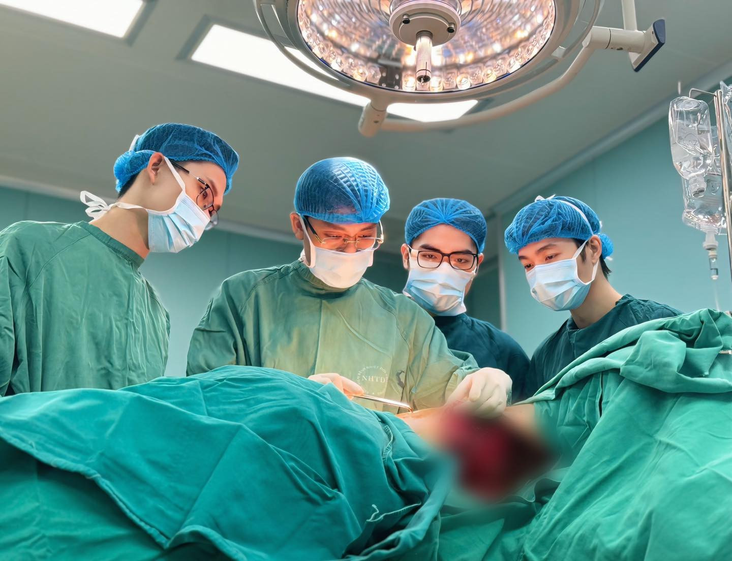 Các BS thực hiện ca phẫu thuật cho bệnh nhân H.A. Ảnh: Bệnh viện cung cấp