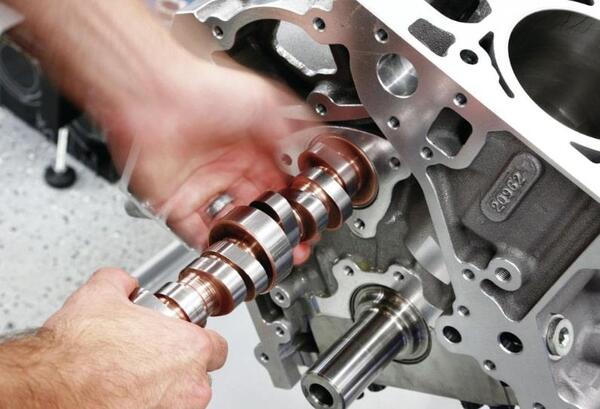 Trục cam trong động cơ ô tô giúp quá trình nạp - xả diễn ra mượt hơn
