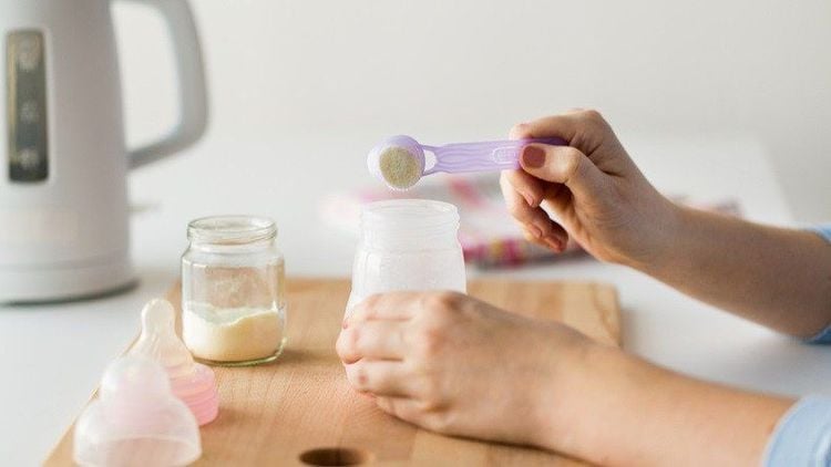 Cha mẹ đặc biệt chú ý khi sử dụng bình sữa đã hâm nóng
