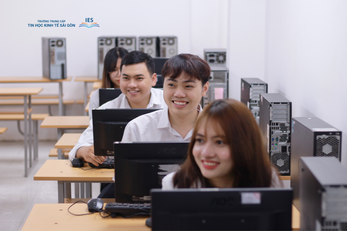 Ngành Tin học ứng dụng thi khối nào? Điểm đầu vào nguyện vọng 1 có cao không?
