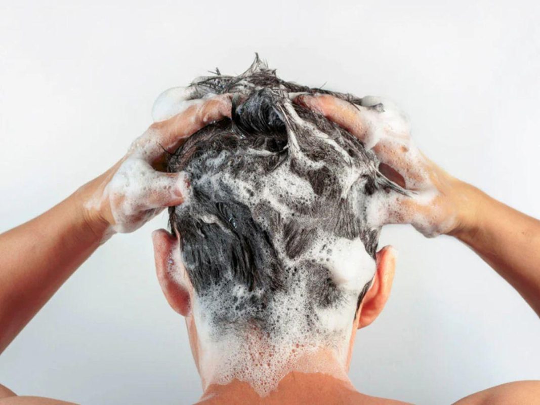 Uốn tóc nam nên dùng dầu gội gì tốt? Top 15+ dầu gội giữ nếp tóc tốt