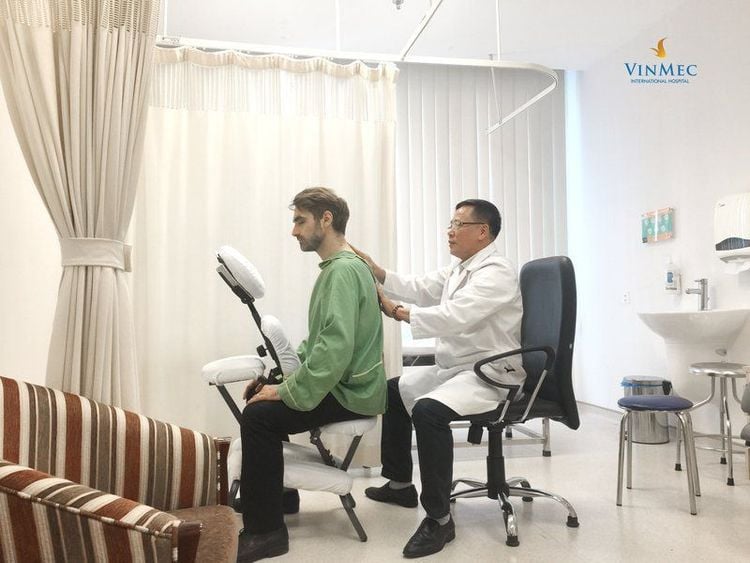 Người bệnh có thế nhờ đến sự giúp đỡ của các chuyên gia vật lý trị liệu