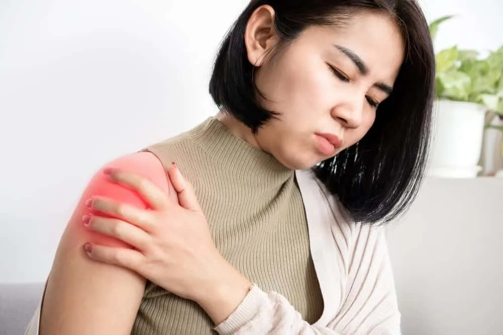 bả vai đau nhức không giơ lên cao được