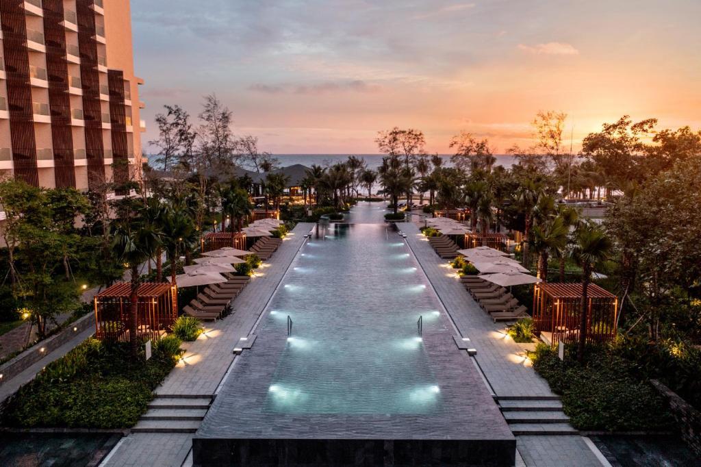 Du khách có thể chiêm ngưỡng bình minh ngay cửa sổ phòng ngủ tại khách sạn Crowne Plaza Phu Quoc Starbay.
