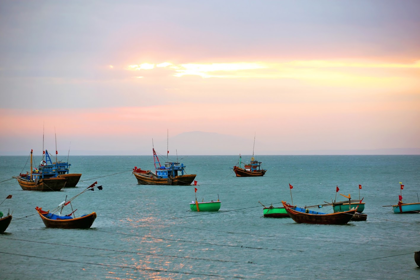 Du khách ngắm bình minh có thể bắt gặp tàu cá của ngư dân đang vào bờ.