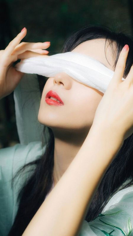 Ảnh con gái khóc che mặt buồn