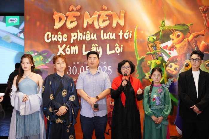 Ông Nguyễn Huy Dũng (bìa trái) - Chủ tịch UBND tỉnh Thái Nguyên - tặng hoa tri ân gia đình NSND Ngô Mạnh Lân.