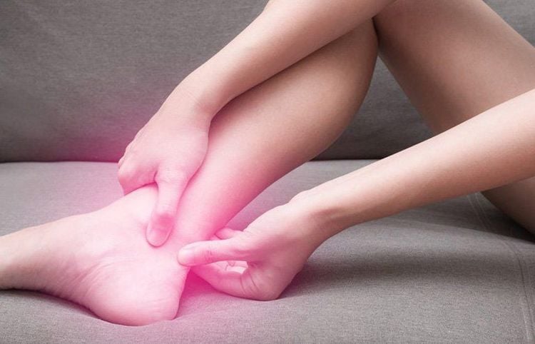 Việc điều trị gai xương gót chân thông thường bằng các phương pháp dùng thuốc, vật lý trị liệu, thay đổi chế độ sinh hoạt, phẫu thuật