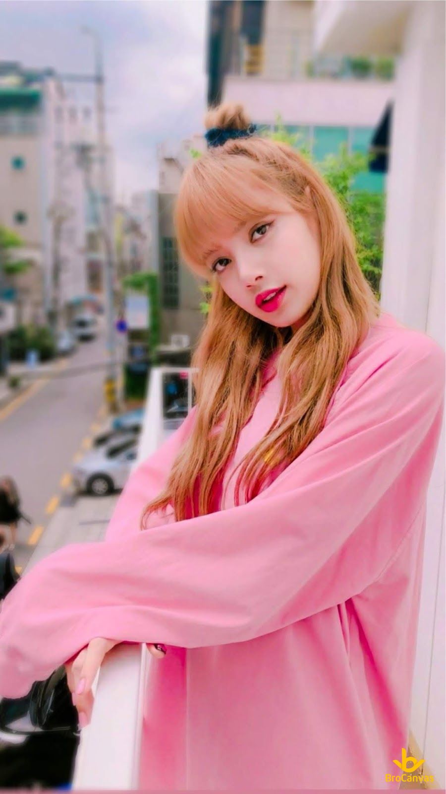 HÌnh ảnh Lisa Tạo Dáng Với Set đồ Hồng